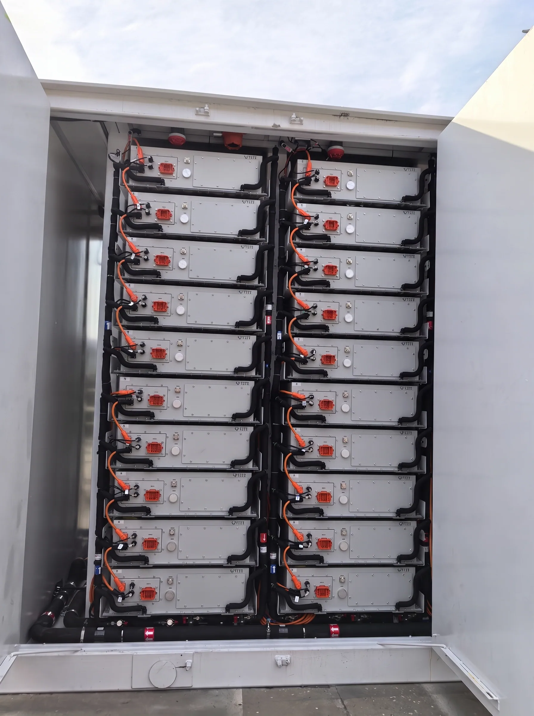 Planta solar fotovoltaica con contenedor BESS de 2,15 MWh en Fraga, Huesca